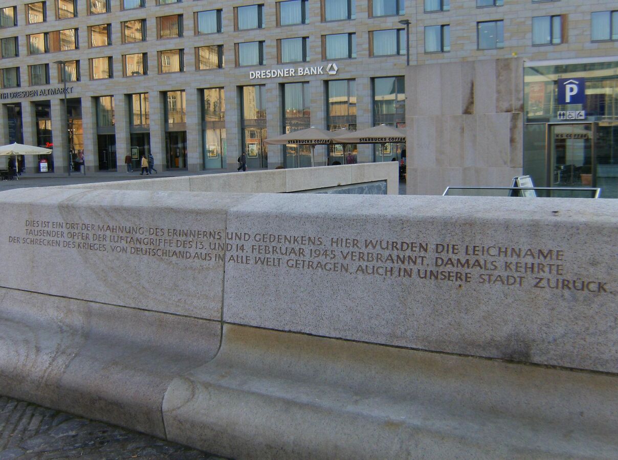 В Дрездене демонтировали мемориальную доску о бомбардировках союзников в 1945