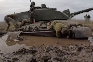 Танк Challenger 2 застрял в грязи на Укарине